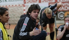 Trainer Peter Krueger wirkt auf sein Team ein. Foto: Dr. Wolfgang Sternberger
