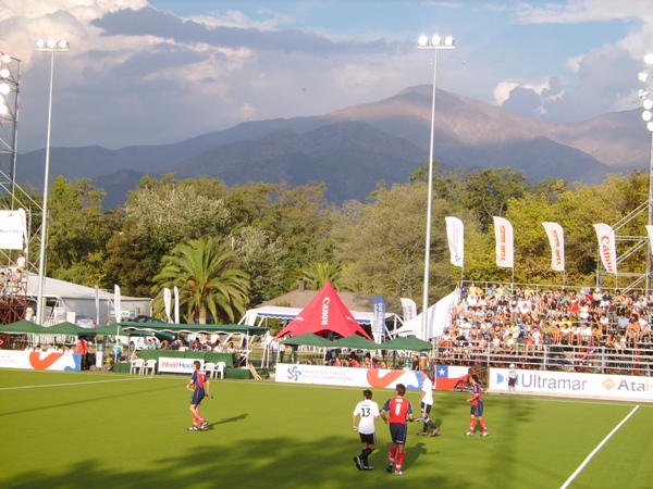 Der Blick ber das Stadion in Chile bis hin zu den mchtigen Gebirgszgen vor den Toren Santiagos. Foto: Geiger