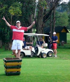 Max Weinhold mit offensichtlichem Erfolg beim Golfen. Fotos: Jochen Heimpel