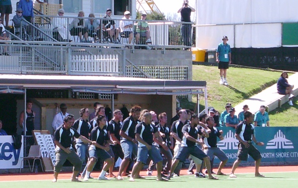 Das Maori-Nationalteam feuerte die "Black Sticks" vor dem Argentinien-Spiel vergeblich mit einem Haka-Kriegstanz an. Foto: Geiger