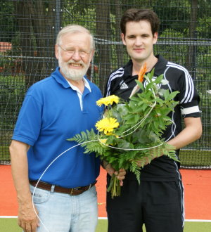 Hans-Peter Metter (l.) bringt Blumen fr Bastian Dittbrenner