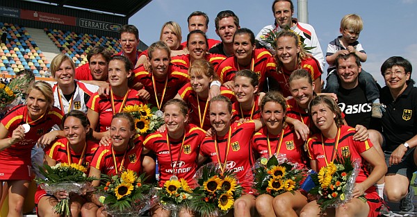 Eine Medaille, wie hier Silber bei der Champions Trophy 2008, soll bei der EM 2009 den deutschen Damen die WM-Qualifikation sichern.